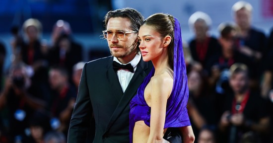 Nicola Peltz Beckham élete legmerészebb ruhájában perzselte fel a Velencei Filmfesztivál vörös szőnyegét