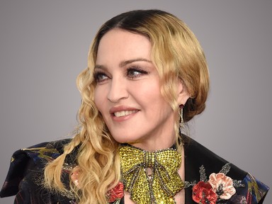 Madonna teljesen átalakult, meztelenruhában és szőke parókában tűnt fel a divathéten