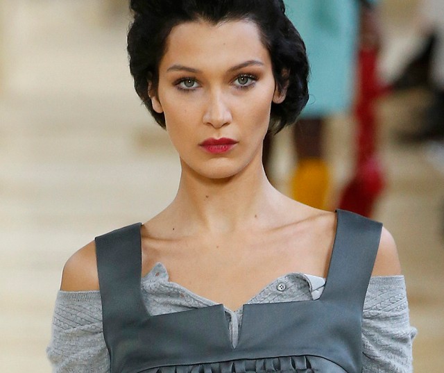 Képtelenség eldönteni, hogy Bella Hadid retro bubifrizurája menő vagy ciki