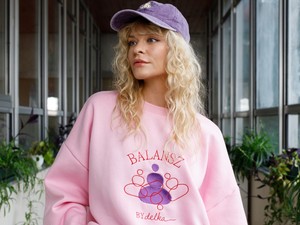 Humorral és öniróniával a stressz ellen: A Delka legújabb kollekciója burkolt üzenet a túlterhelt női szerepeknek