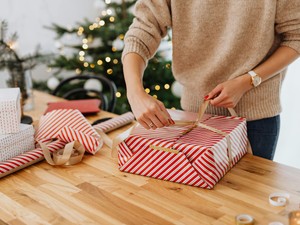 Ajándékötletek nőknek: válogatás, amelyben a figyelem a közös pont (x)
