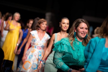 Király Linda éneksnő a Viktória Varga bemutatóján a BCEFW-n