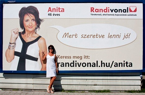 Sorsok az óriásplakát mögött