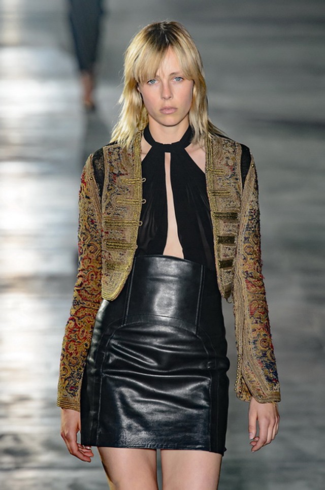 Eddie Campbell a Saint Laurent kifutón sujtásos dzsekiben