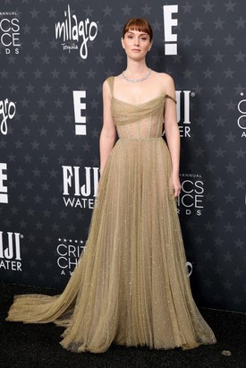 Amikor az arany és a tüll találkozik, hogy megidézze a klasszikus hollywoodi mozi fénykorát.    Leighton Meester Dior megjelenése egyszerűen hibátlan!