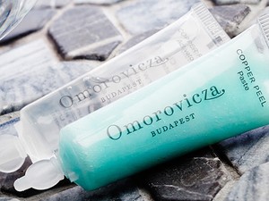 Sosincs elég hely a bőröndödben? Ezt a szuper mini bőrradírt imádni fogod!