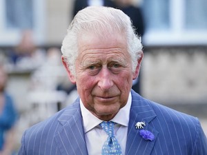 Károly király édes módon köszönti fel ritkán, szinte soha nem látott unokáját