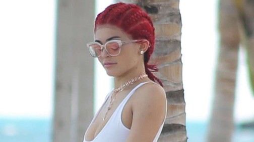 Kylie Jenner hófehér bikiniben fantasztikusan néz ki