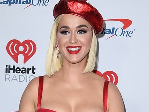 Katy Perry a világ legcukibb karácsonyi szettjében tetszeleg a vörös szőnyegen