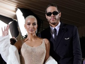 Ki látta többször Kim Kardashian vagináját? - furcsa poénnal köszönt be Pete Davidson a családi showba