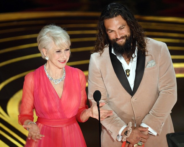 Jason Momoa és Helen Mirren az Oscar-gálán