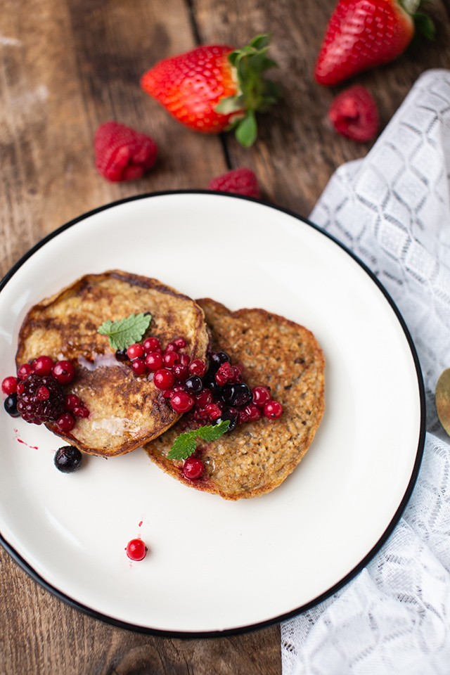 Marton Adrienn alakbarát zabpehely palacsinta-receptje erdei gyümölcs-mártással