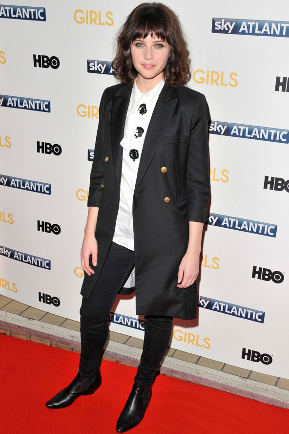 Vagány, kissé gót szerelés a Girls sorozat harmadik szezonjának premierjén.