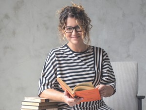 Veiszer Alinda a riporter, aki a történeteket keresi