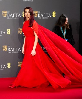 Dua Lipa tűzpiros Valentino ruhakölteményben lobbantotta lángra a 2024-es BAFTA vörös szőnyegét!