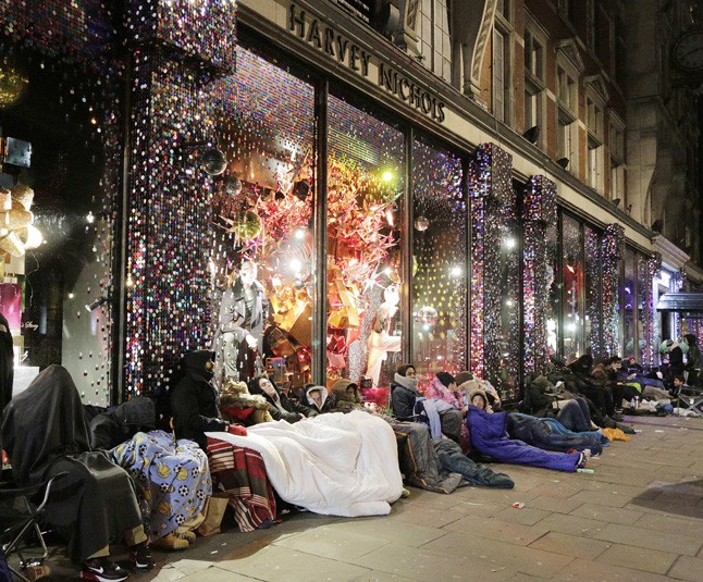 Nem Milánó az egyetlen, novemberben Londonban is a bolt előtt éjszakáztak Kanye követői a cipőért 