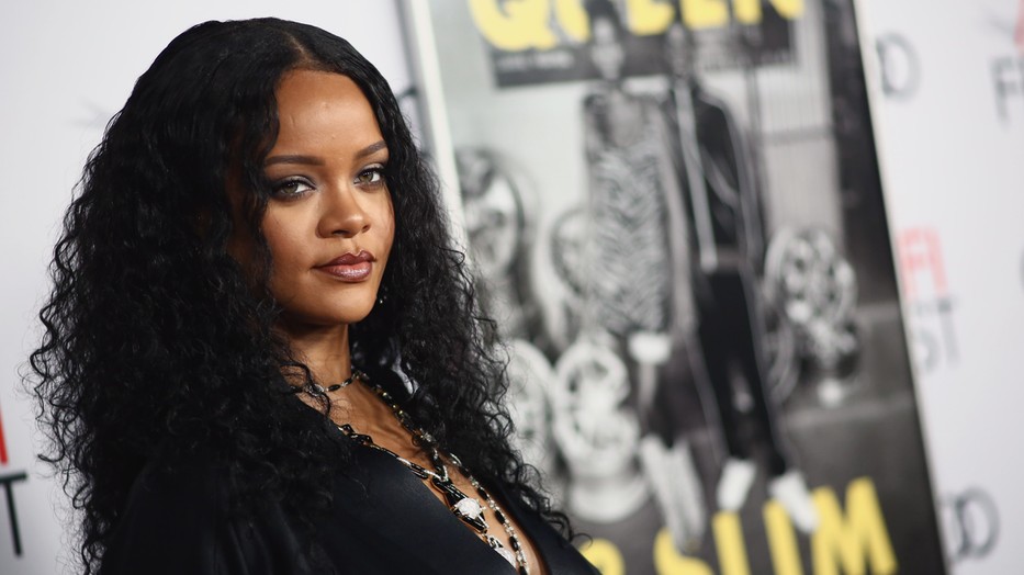 Rihannát látnod kell ebben a szerelésben