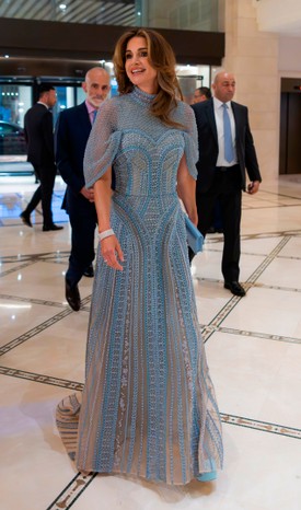 2023-ban egy álomszép, kék Elie Saab meztelenruhában vonzotta magára a tekinteteket egy jótékonysági gálán.  Egyszerre áradt belőle a merészség és a kifinomultság. 