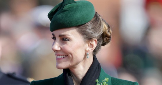 Katalin hercegné hatalmas feltűnést keltett ruhájával, aki Vilmos herceg nélkül jelent meg