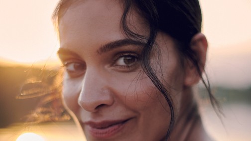 „A legfontosabb az lenne, hogy egyenlően hozzáférhessünk a javakhoz és a tudáshoz" - Danis Lídia színésznő a GLAMOUR októberi címlapján