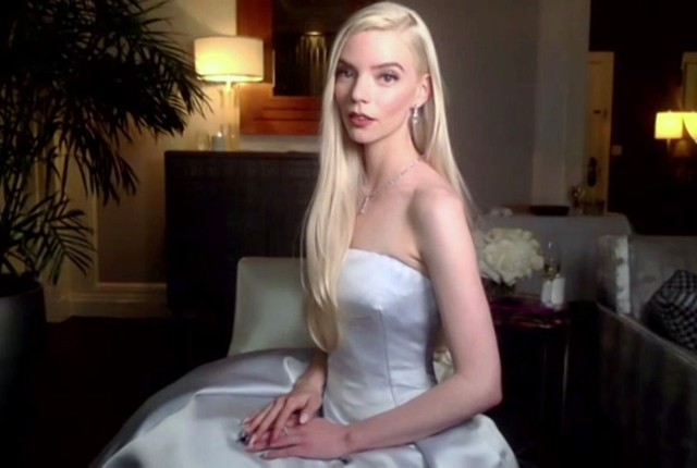 Anya Taylor-Joy két ruhakölteményt is viselt a Golden Globe-on és lehetetlen eldönteni, menyik a gyönyörűbb