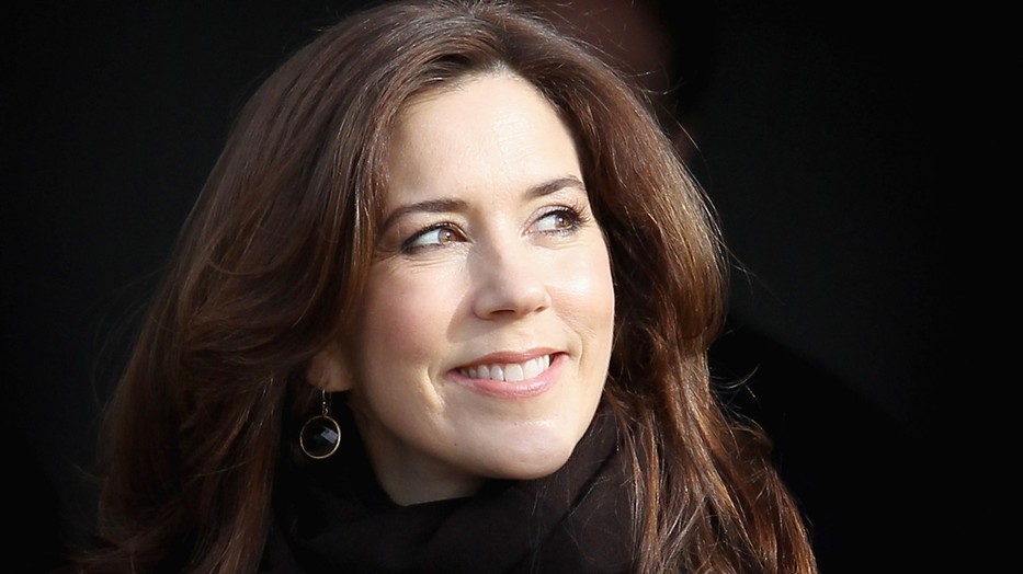 Mária dán királyné gyémánt tiarával és piros báli ruhával kápráztatott el mindenkit