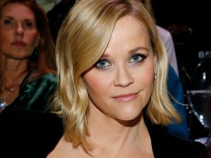 Reese Witherspoon szédületes overálban az Armani bemutatóján Párizsban