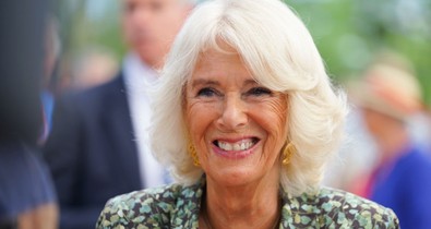 Álomszép részletek Kamilla királyné koronázási ruhájáról, amit eddig sosem láthattunk