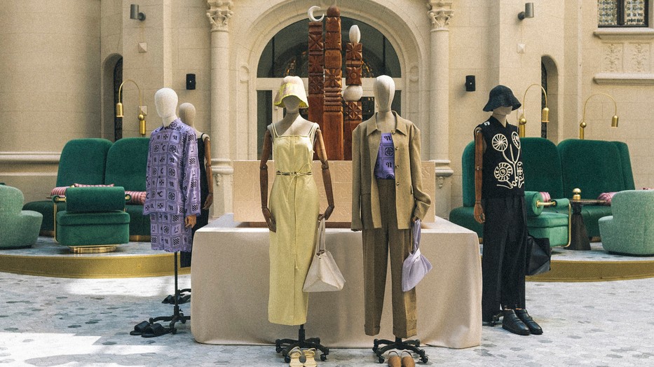 A Nanushka kopjafás kollekciójából a W Budapest hotelben is megjelentetett egy installációt a divatcég