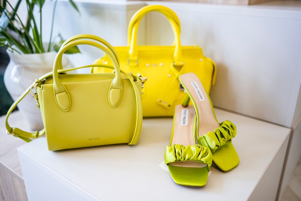 A VAN GRAAF színkavalkádban úszó kiegészítői minden visszafogott szettet feldobnak