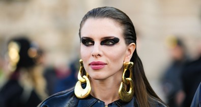 Julia Fox nyakkendőt használt topnak, a végeredmény zseniális