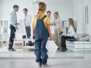 Nemcsak anyagilag, de mentálisan is probléma lehet, ha egy nő a családja miatt feladja a karrierjét