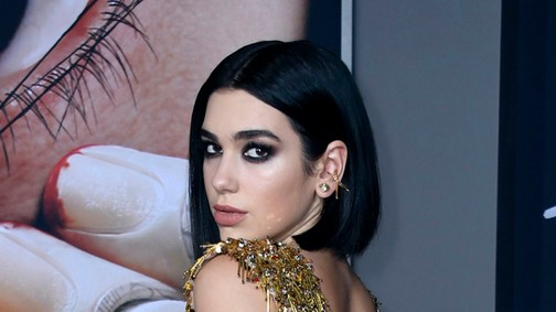Dua Lipa aranyba borult, nagyon extrém volt a vörös szőnyegen