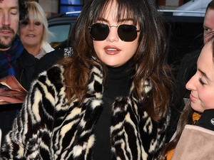 Selena Gomez megmutatja a legmenőbb téli kabátot, amit láttál