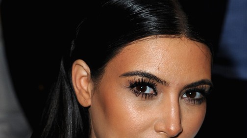 Ilyen Kim Kardashian arcbőre smink nélkül!