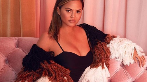 Chrissy Teigen a légitársasággal is trollkodik: ´A tepsis krumplit felvihetem a gépre?´