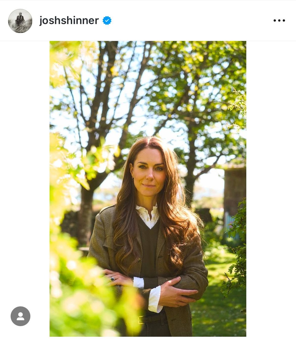 Katalin hercegné arcán félmosollyal, a természet ölelésében pózol a kamerának