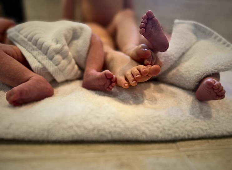 Amber Heard gyönyörű fotóval tudatta, hogy ikrei születtek