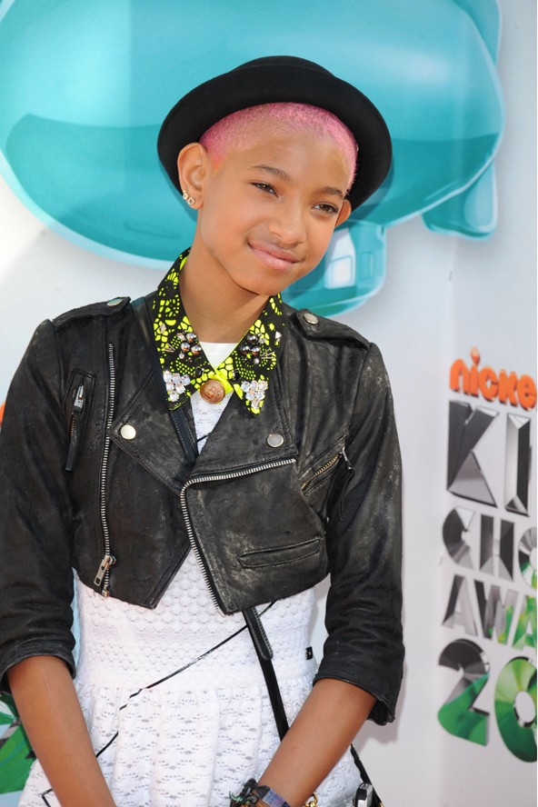 Willow Smith kicsit túlzásba viszi ezt a trendet, rózsaszín mellett volt már neonzöld is a haja, de legalább önmagához hű maradt.
