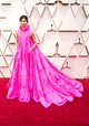 2019 – Gemma Chan vibráló rózsaszín Valentino Haute Couture-ruhája egyértelműen magára vonta a figyelmet. A ruha különlegessége a bőséges fodrokban és a réteges kialakításban rejlett, ami eleganciát és drámaiságot kölcsönzött neki. Emellett a ruhában praktikus zsebek is voltak, ami szokatlan, de üdítő kiegészítése volt a vörös szőnyeges megjelenésnek. Mégis, ha pink ruháról van szó, sokkal inkább a 2024-es díjátadószezon jut eszébe mindenkinek.
