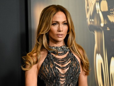 Jennifer Lopez meztelenruhában ragyogott, Angelina Jolie összeöltözött a fiával - ezek voltak a Governors Awards legizgalmasabb szettjei