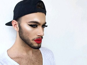 Ez a szexi pasi fényévekkel jobban sminkeli magát, mint te