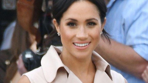 Meghan Markle ballonkabátot viselt ruhaként, ami csodálatos, viszont egy átlagos fizetésnél is többe kerül