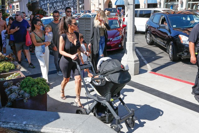 kim kardashian gyereke, north west, saint west első fotója, kardashian lányok, kris jenner