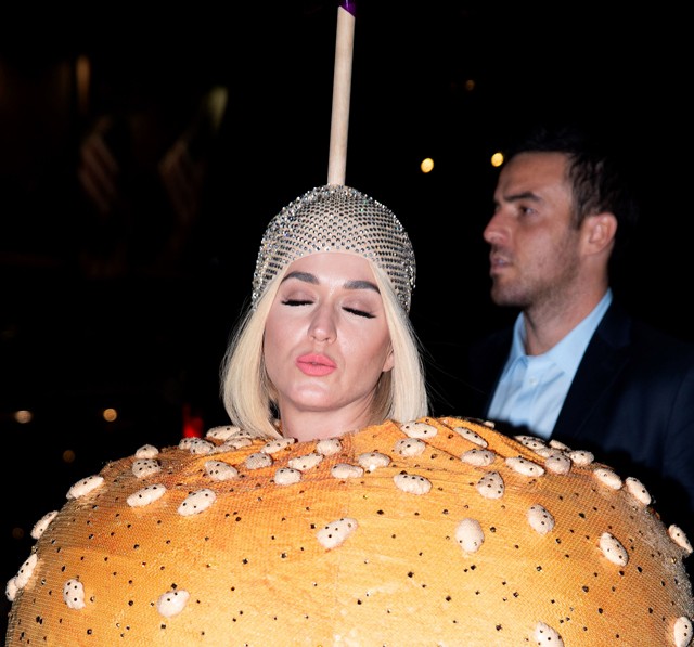 Mindenki szexizett, Katy Perry pedig hamburgernek öltözött a Met gála afterpartiján