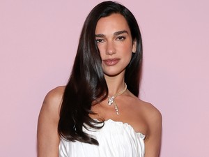 Dua Lipa arany meztelenfelsője maga az álom, csipkés melltartóját is megvillantotta benne