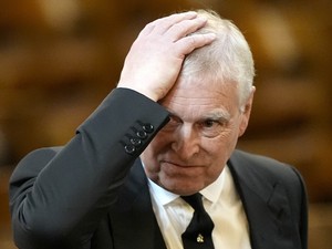 Szabadulása óta először kapták lencsevégre András volt herceget, ilyen állapotban van most Károly király kegyvesztett öccse 