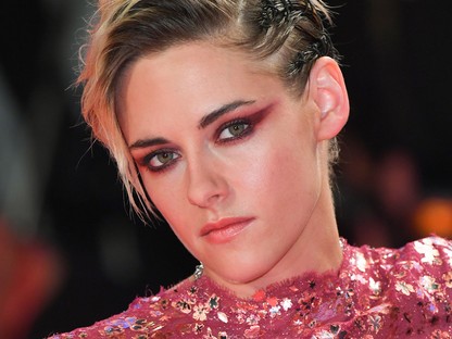 Kristen Stewart élete legnőiesebb ruháját viselte a vörös szőnyegen, de talán nem kellett volna