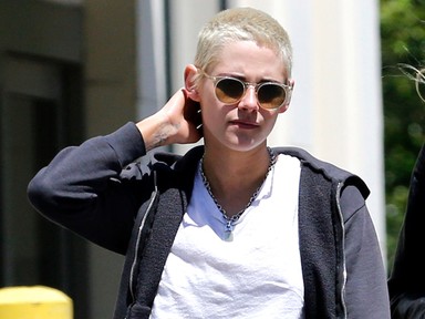 Kristen Stewart falatnyi haspólóban majdnem cicit villantott az utcán