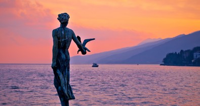 Van egy tengerparti város néhány órányira Budapesttől, ami maga az álom